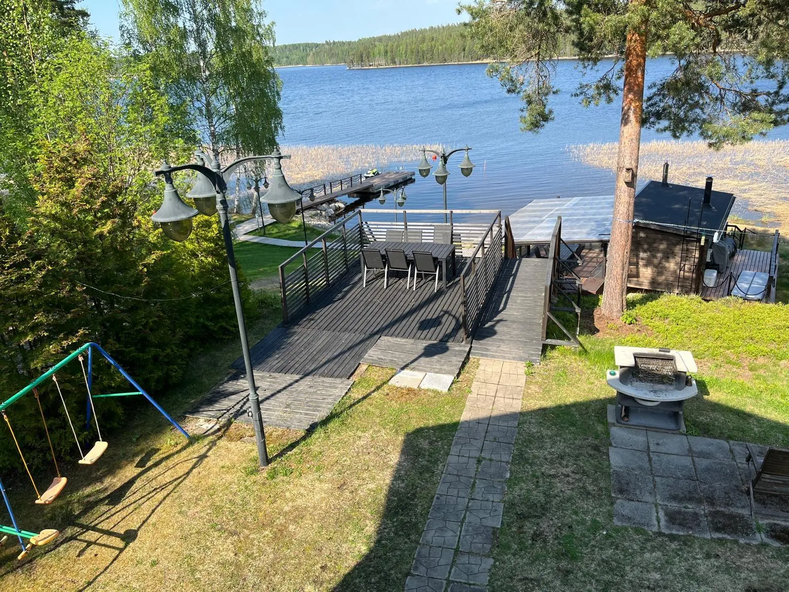 Pihapiiri, keinu ja laituri Kallaveden rannalla